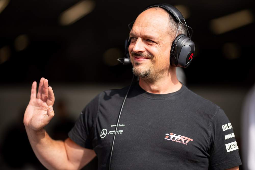 Andreas Riedl mit Headset in der Box