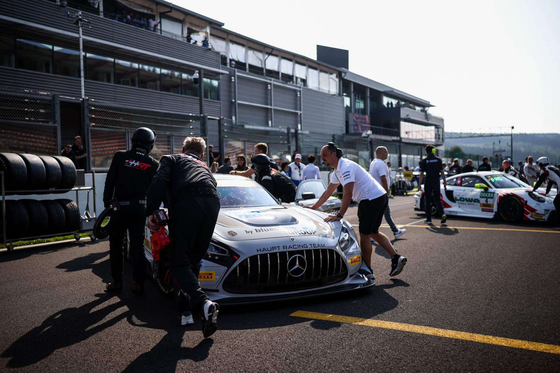 Mercedes-AMG GT3 wird durch die Boxengasse geschoben